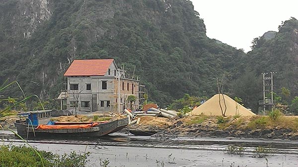 Chuyện[-]lạ[-]ở[-]Quảng[-]Ninh:[-]Ngang[-]nhiên[-]xây[-]biệt[-]thự[-]sát[-]bên[-]vịnh[-]Hạ[-]Long?